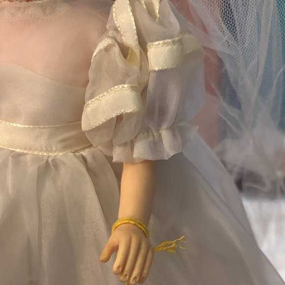NWT-Charming Bridal Doll with Veil - Picture 9 of 16